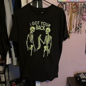 Black T-shirt that has a dad joke saying “I got your back”